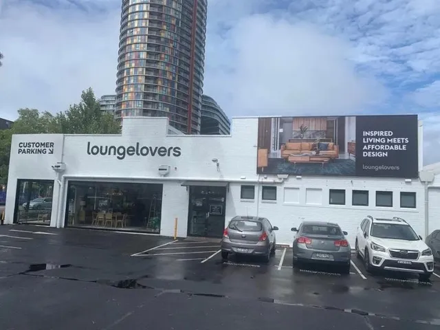 Lounge Lovers showroom facade